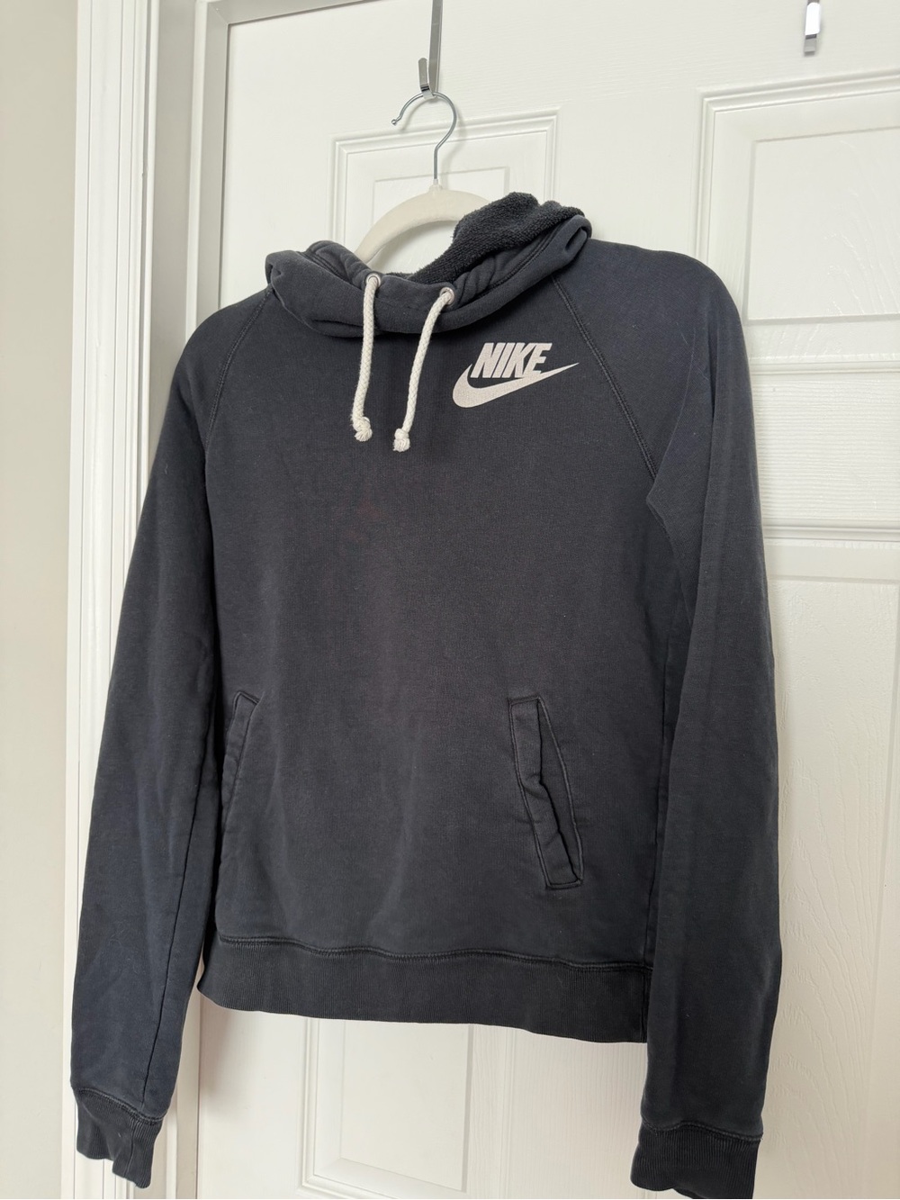 Nike Women’s Black Pullover Hoodie Sweatshirt